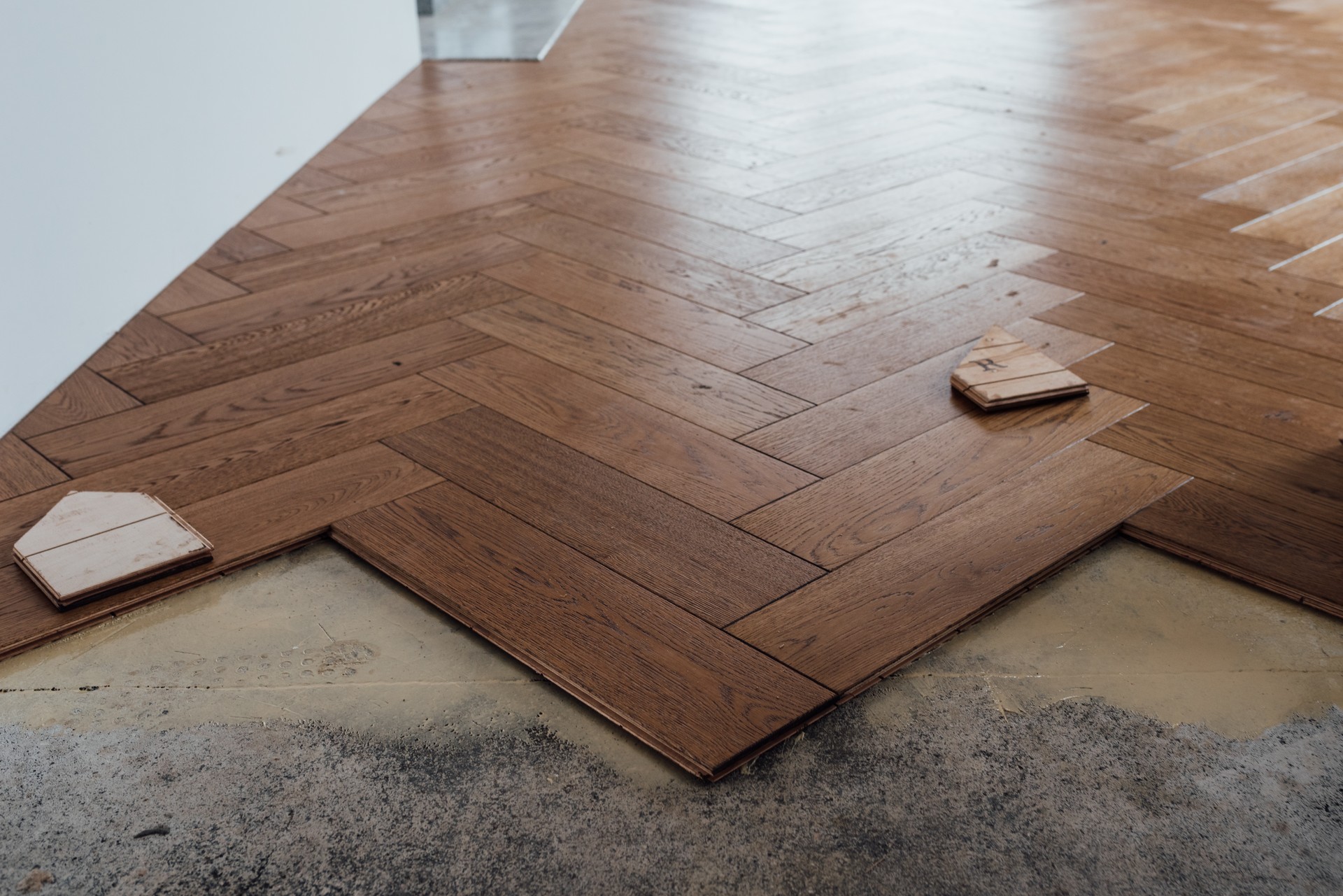 laying herringbone parquet at home